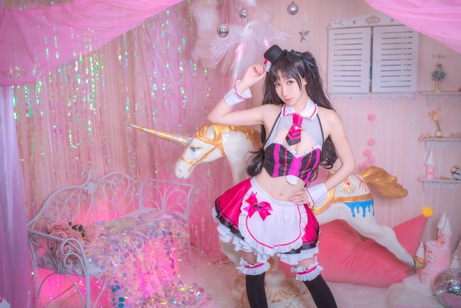 快餐店员工在餐厅水槽洗澡_注册直播